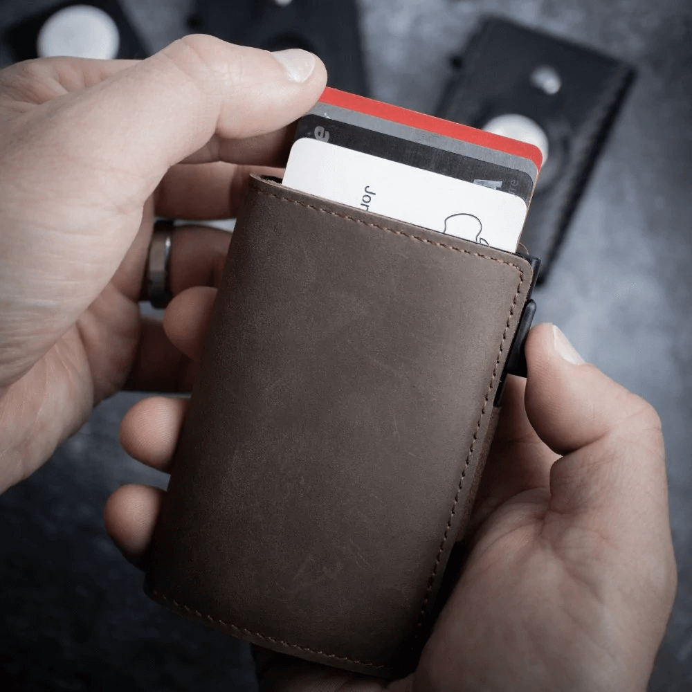 De SmartSecure Wallet: stijlvolle, traceerbare portemonnee met compact en duurzaam design